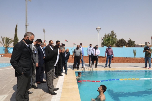 البريزات يفتتح المسبح الخارجي لمجمع الأمير علي بن الحسين في محافظة المفرق
