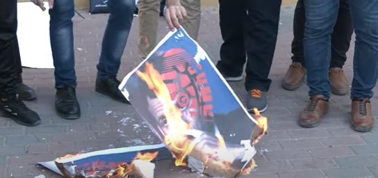 غزيون يحرقون صورة ماكرون  فيديو