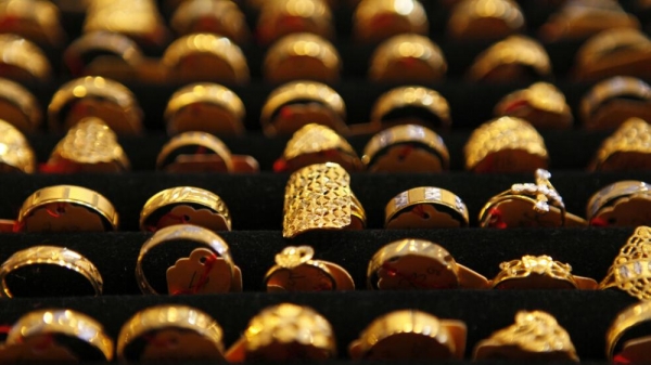 بنوك مركزية تبيع الذهب لأول مرة في عقد
