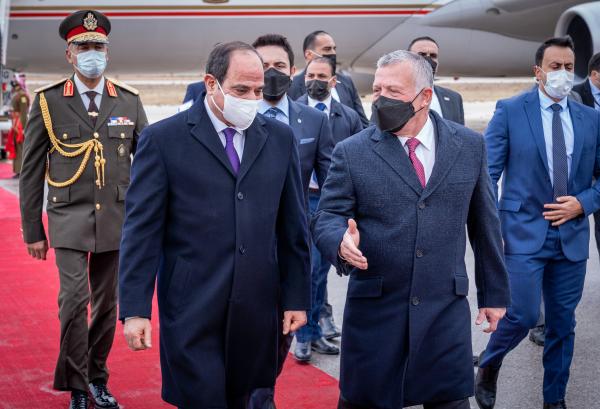 الملك وولي العهد يودعان الرئيس المصري