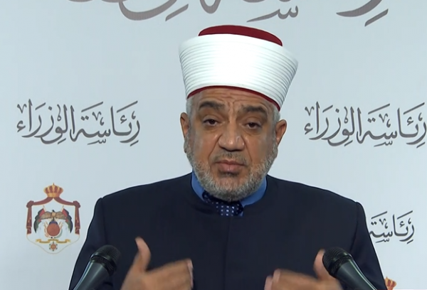 وزير الاوقاف يدعو للصلاة بالساحات الخارجية وعدم المصافحة في المساجد