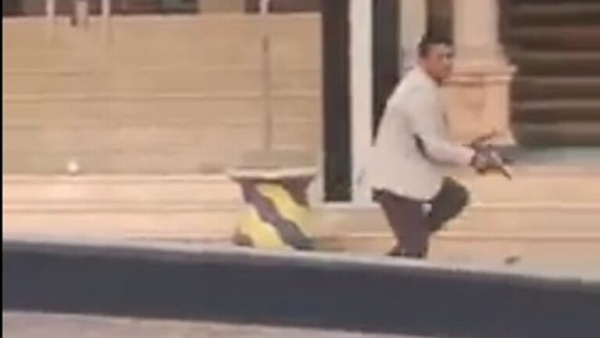 الأمن المصري يلقي القبض على مواطن يطلق النار على المواطنين بسبب زوجته (فيديو)