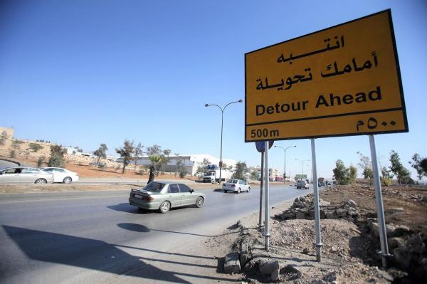 تحويلات مرورية على طريق عمان  الزرقاء