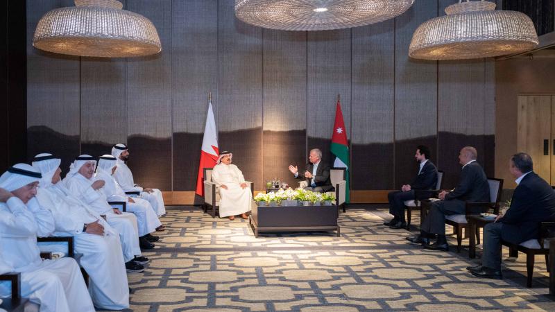 الملك والعاهل البحريني يؤكدان ضرورة إدامة التنسيق العربي