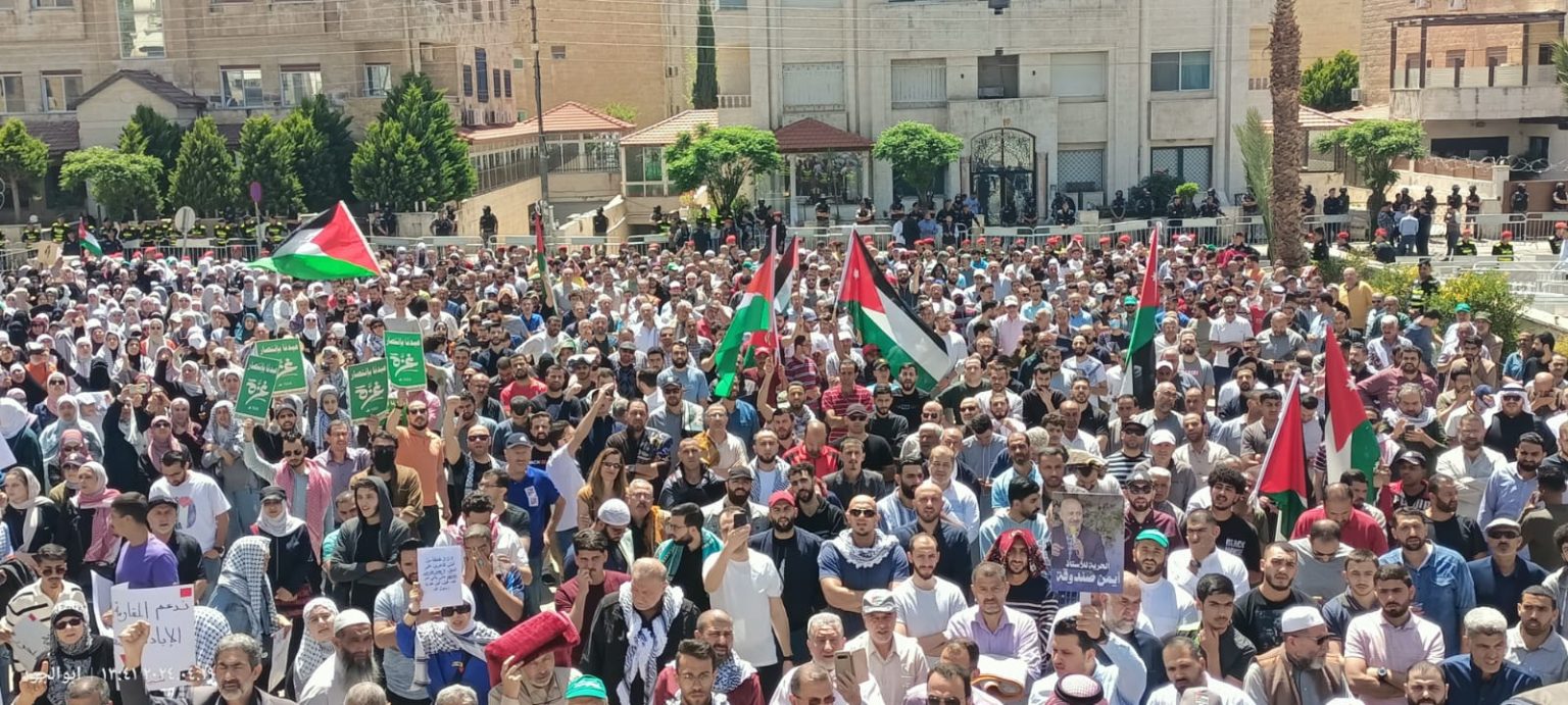 مسيرة شعبية قرب السفارة الإسرائيلية بعمان طالبت بوقف العدوان على غزة