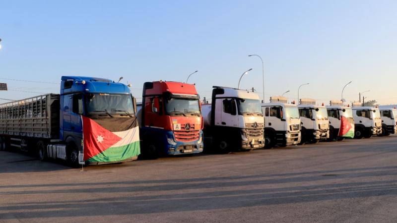 القوات المسلحة ترسل 51 شاحنة مساعدات إنسانية إلى قطاع غزة (صور)