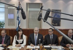 إسرائيل تلوح بالعصا الاقتصادية وتحتجز أموال الضرائب الفلسطينية