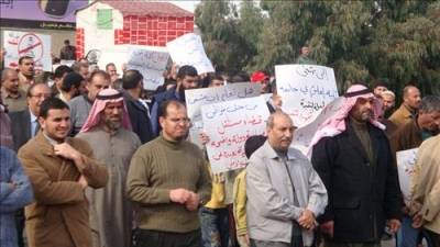 مسيرة في الطفيلة تطالب بتأميم الشركات التي تمت خصصتها ويرفعون شعار: من حق الشعب أن يستعيد أمواله وشركاته