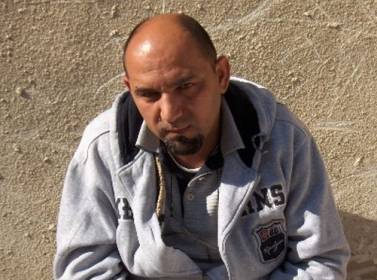 دكتور في التربية الرياضية يحرس موقف سيارات بانتظار الوظيفة