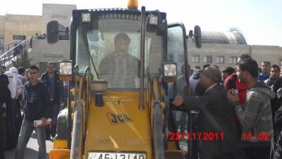 حتى يرضى أبو شعيرة : عذرا هذه مكنسة  وليست جرافة .. شايفين انا قديش كنت غلطان