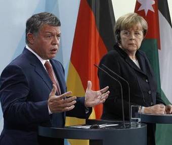 الملك من برلين: لا نؤمن بالتدخل العسكري في سوريا