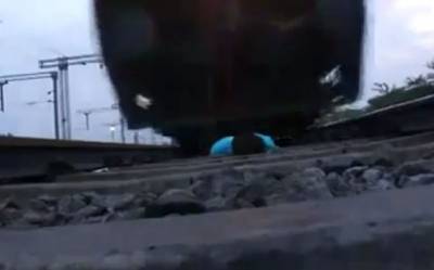 مغامر مجنون يصور نفسه تحت عجلات القطار  فعلا ان الجنون فنون  صور وفيديو