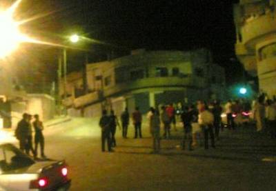 عشيرة الزواهرة بني حسن  يغلقون دوار الدلة بالزرقاء طلبا لواجهات عشائرية