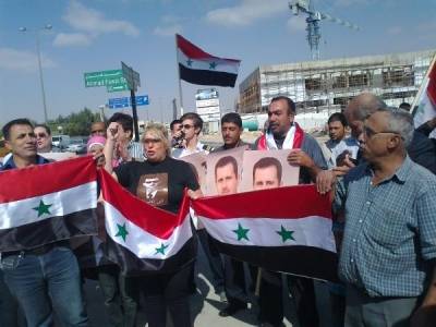 اردنيون من امام السفارة السورية في عمان :زنقا زنقا دار دار .. منحبك يا بشار