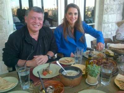 جلالة الملك والملكة تناولا وجبة غداء يوم امس في مطعم شعبي بشارع الرينبو