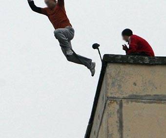 مخمور يقتل صديقه بإلقائه من سطح عمارة