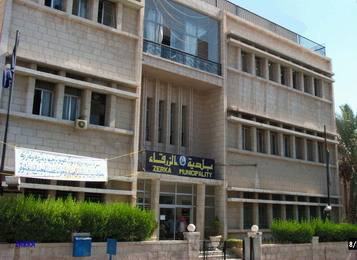 في زيارة صباحية لبلدية الزرقاء .. ابو السمن يتبرع لصندوقها بـ 150 الف دينار