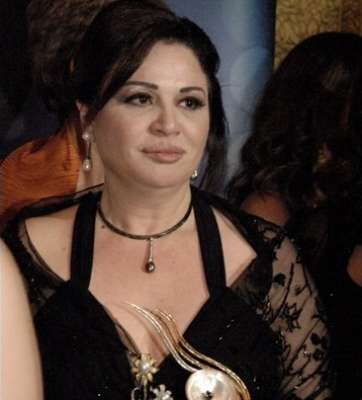 إلهام شاهين: الدعاء والتقرب لله السبيل الوحيد لحل أزمة مصر لذا انا عدت الى الله منذ بداية الثورة