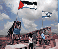 شهود لإخبار البلد:بحجة الإرهاب عناصر في الموساد الإسرائيلي يصادرون أموال الأردنيين على الجسر