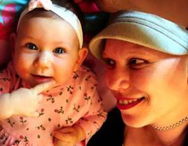 توقفت عن الرضاعة لتكشف عن اصابة امها بسرطان الثدي!