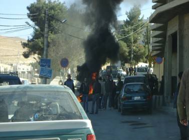 الطفيلة: محتجون يشعلون الإطارات أمام مبنى المحافظة للمطالبة بفرص عمل