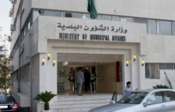 ذهب القذافي ومبارك وزين العابدين وما يزال احمد الغزو في وزارة البلديات