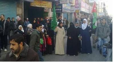 زكي بني رشيد يقود اعتصام للإخوان أمام مسجد عمر في الزرقاء