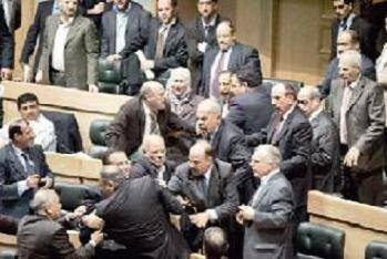 عراك وتشابك بالأيدي تحت القبة .. والدغمي يرفع الجلسة !!