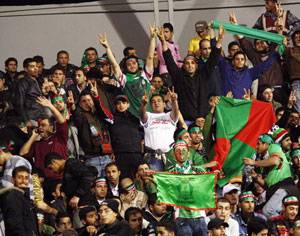 الوحدات يهدد بحل رابطة جماهيره !