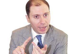 عناصر الشرطة تتدخل في اجتماع المجموعة المتحدة القابضة ... وبعض المساهمين يحاولون اثارة الفوضى بعد ان حسمت جماعة الدحلة المعركة