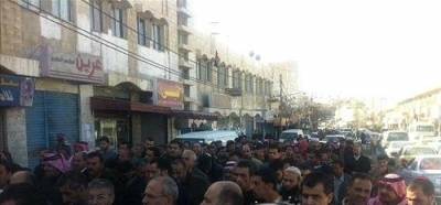 حكومة الخصاونة تشارك في مسيرات الكرك ضد نفسها والاثنان يطالبان بمحاربة الفساد