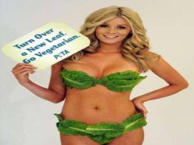 عارضة أزياء تتغطي بالخس وتدعو الجمهور لأكله