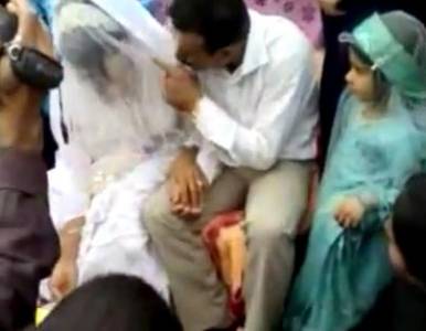 عريس يصفع زوجته ليلة زفافه في الكوشة إرضاءاً لوالدته