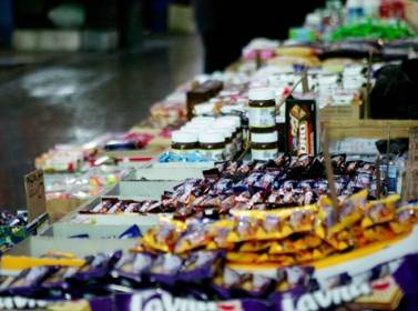 منتجات غذائية للأطفال: سموم فتاكة مغلفة بألوان زاهية وصور براقة ونكهات شهية