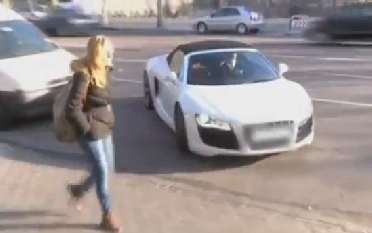 كريستيانو رونالدو كاد أن يصدم فتاة بسيارته  شاهدوا الفيديو 