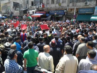 اعتصام أمام الحسيني للمطالبة بإصلاحات سياسية واقتصادية تحت شعار :يا خصاونة ويا عون... من وين جايب هالقانون