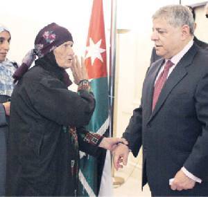 الخصاونة الرجل الذي سخر الدولة لمصالحه الخاصة وأخبار البلد تكشف أسماء معارفه ومناصبهم في عهده