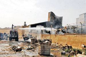 اصابة رجلين من الدفاع المدني في حريق هنجر لصناعة الاسمدة الكيماوية بالزرقاء