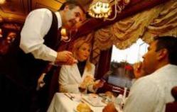 تناولا طعاما بـ 27 دولار ودفعا 5 الاف دولار بقشيشا للنادل