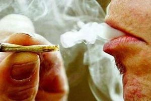 سيدة تبلغ الشرطة عن ابنها لتعاطيه المخدرات