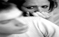 مصري تأخر عن ميعاد الطائرة فعاد إلى بيته ليجد زوجته فى أحضان عشيقها