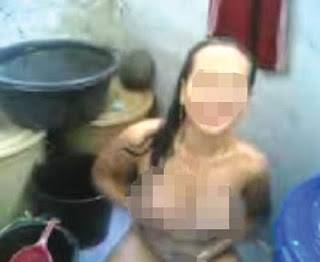 موظف يرسل صور مطلقته وهي «عارية» إلى زملائها في العمل!