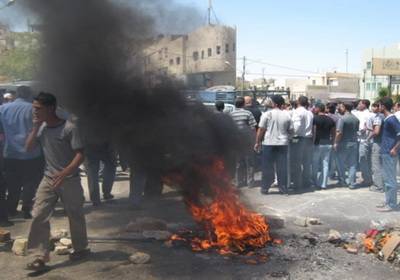 سائقو الحافلات العمومية بالرمثا يغلقون الشارع بالاطارات المشتعلة والحجارة ...