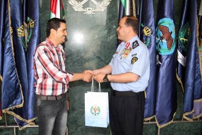 مدير الامن يكرم مواطنا لحسه الامني