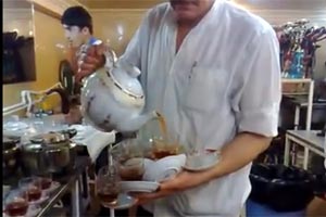 بالفيديو.. صب الشاي بطريقة فريدة ومجنونة