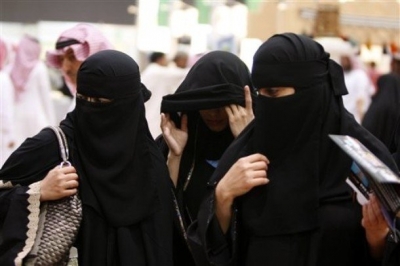 سعودية تشترط على خطيبها أن يتزوج صديقاتها