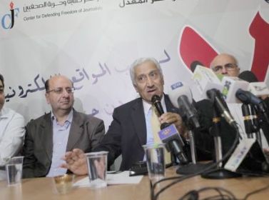 صحفيون ينتقدون زيارة النسور لـخيمة الصحفيين ويصفونها بـ الصدفة !