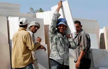 حملة لتصويب أوضاع العمالة المصرية.. غداً