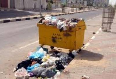 مواطن رمثاوي  ينقل زبالة تراكمت أمام منزله الى مقر البلدية