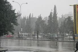 طقس بارد وماطر غدا وثلوج على المرتفعات الاثنين